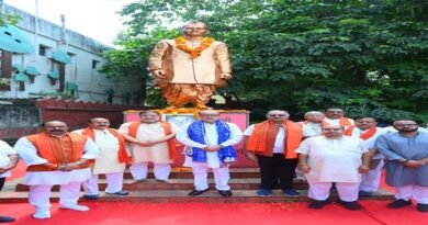 महात्मा गांधी और लाल बहादुर शास्त्री को श्रद्धांजलि अर्पित कर डॉ. अंबेडकर को किया नमन
