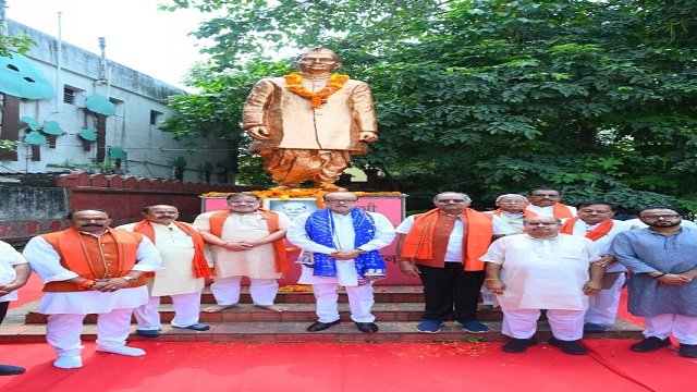 महात्मा गांधी और लाल बहादुर शास्त्री को श्रद्धांजलि अर्पित कर डॉ. अंबेडकर को किया नमन