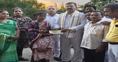 ग्रामीण विधायक मोतीलाल साहू ने परिजनों से मुलाकात कर प्रदान किया चेक