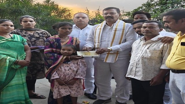 ग्रामीण विधायक मोतीलाल साहू ने परिजनों से मुलाकात कर प्रदान किया चेक